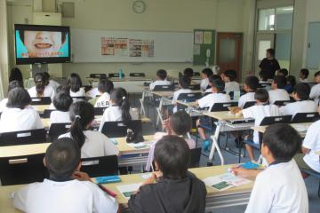 映像を見て歯磨きについて学んでいる様子