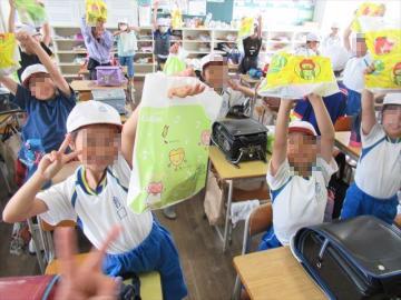 お土産をいただいて喜ぶ様子