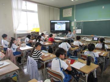 画面を見てメモをとる様子