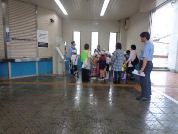 駅で説明を聞いています