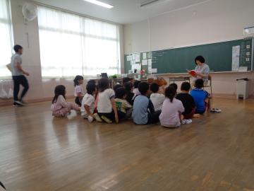 読み聞かせを聞いています