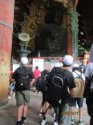 奈良の寺院で歴史探索する児童の様子