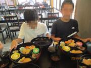 食事処で食事をしている児童の様子