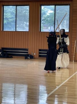 剣道部の生徒が練習に取り組んでいる様子