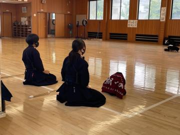 剣道部の生徒が練習前の準備をしているようす