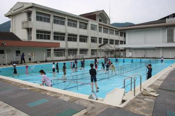 プール清掃をしている様子