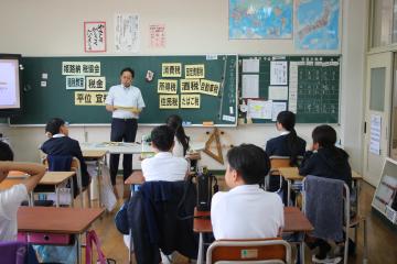 税金の使い方について学習している様子