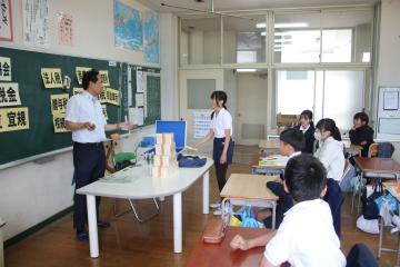 一億円を見ている様子