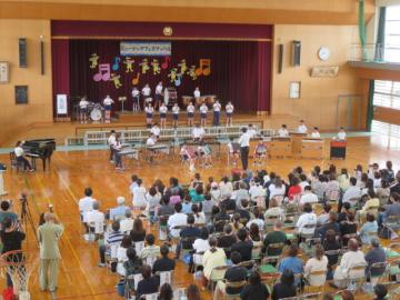 威風堂々を演奏する5年生