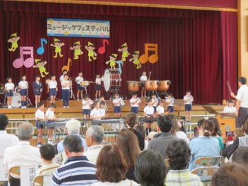 山の音楽家を演奏する5年生