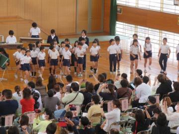 6年生の演奏に合わせてうたう2年生