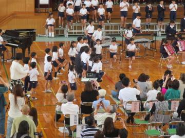 6年生の演奏に合わせてうたう1年生