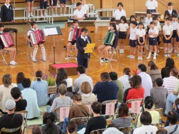 閉会のあいさつをする6年生