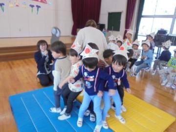 しりずもうをしている様子