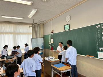 終学活で生徒と話す実習生の様子