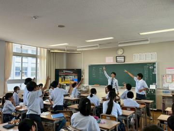 お別れ会の時の実習生と生徒の様子