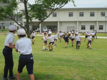 だるまさんがころんだをして遊ぶ4年生