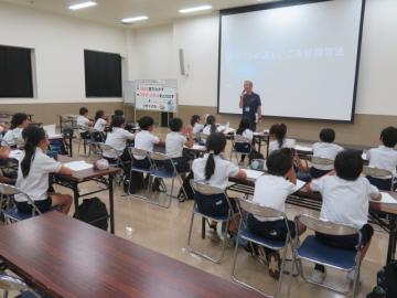 楽習センターでの説明を聞く4年生