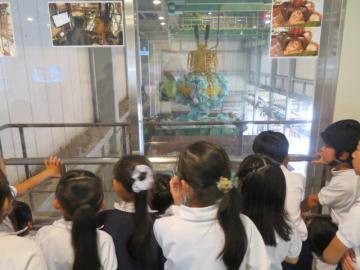ごみピットの見学をする4年生