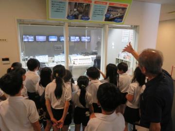 指令室の見学をする4年生