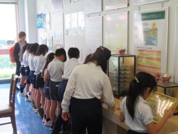 ごみに関する展示物を見学する4年生その2