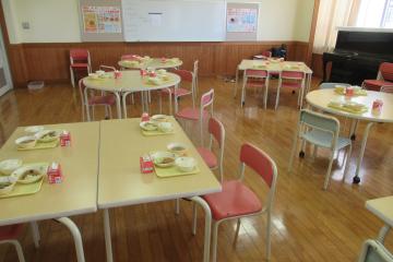試食会の配膳が整った様子