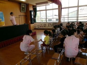 歯磨きの指導をしてもらっている写真