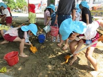 砂場で遊んでいる写真