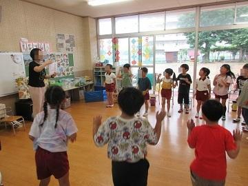 年長児が講師の先生と英語で遊んでいる写真
