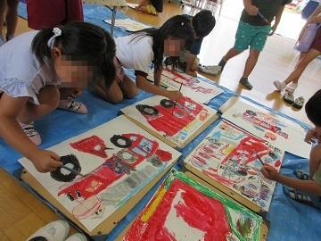 消防車の絵をかいている写真