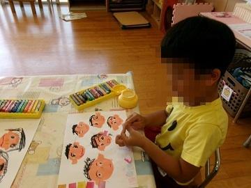 家族の絵をかいている写真