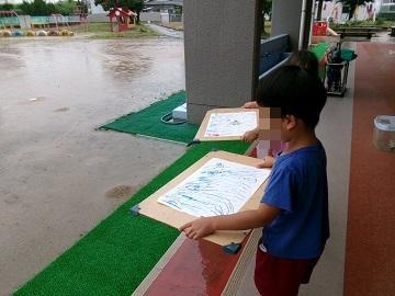 絵を雨で濡らしている写真