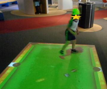 ビリヤードで遊ぶ子ども