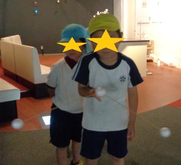 やじろべえで遊ぶ子ども