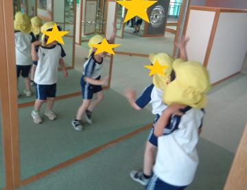 合わせ鏡で友達が増えて喜ぶ子ども