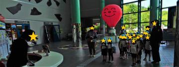 姫路科学館の職員の方に感謝を伝える子ども