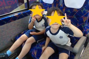 姫路科学館から帰るバスの中の子ども1