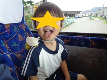 出発前のバスの中の子ども2