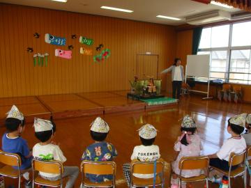 5月人形を見ながらこどもの日の由来を聞く子供たち