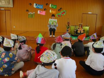 紙芝居を見る子供たち