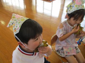 柏餅を頬張る子供