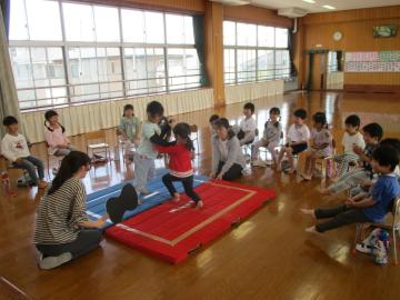 友達同士で相撲をとる子供