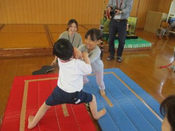 友達と相撲の勝負をする子供