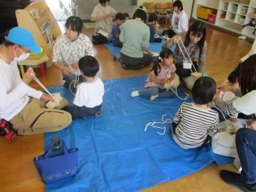 ぽっくりを組み立てている親子
