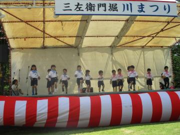 川まつりの舞台でダンスを踊る子供たち