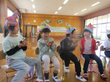 友達と一緒に柏餅を食べている様子