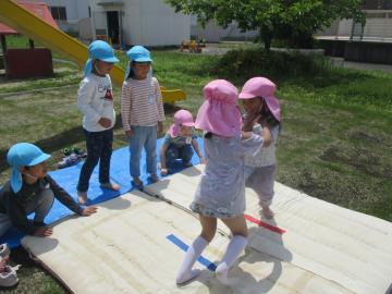 相撲をとる4歳児と応援する5歳児