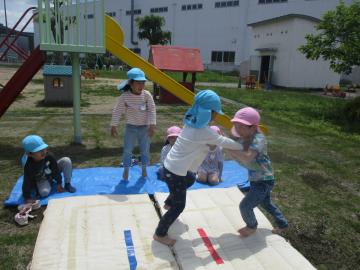相撲で4歳児を押し出す5歳児