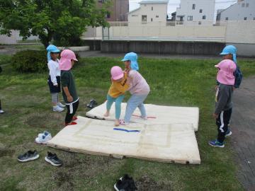 相撲で4歳児へ手加減をする5歳児
