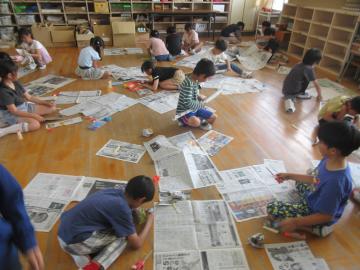 新聞紙と向き合うみんな